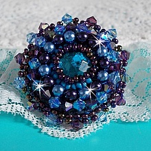 Bague Roses Bleues Royales brod&eacute;e avec un cabochon facett&eacute; Bleu Roi &agrave; laquelle s'ajoute des perles nacr&eacute;es, des toupies et de belles rocailles sur une bague laiton pour un style baroque